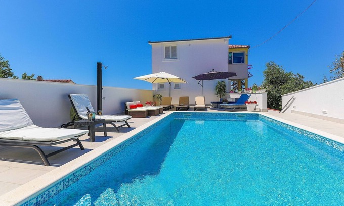 Businci Cabina | Villa de 3 plantas con piscina privada y vistas al mar