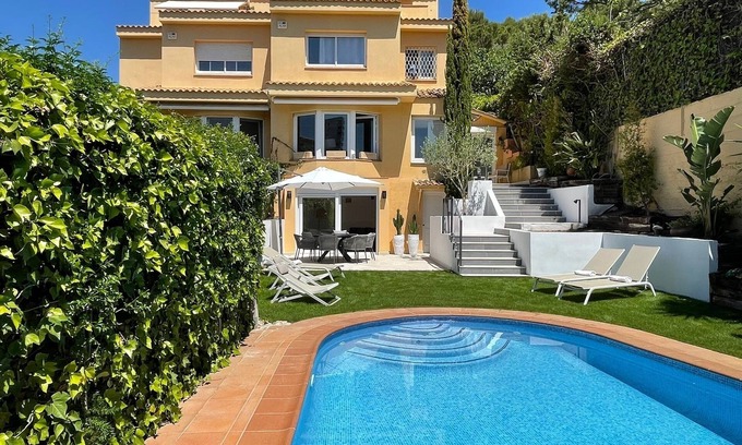 Vallpineda Villa | Villa familiar con piscina para hasta 6 personas + 2 niños