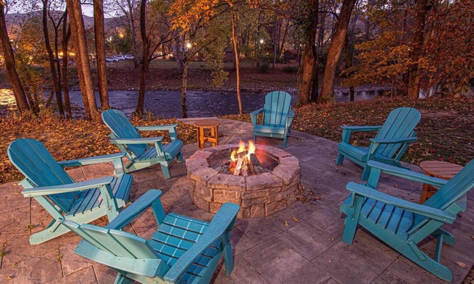 Townsend Villa | Fancy Pants * Great River Access * Modern * EV Chg
