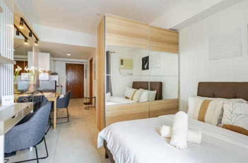 Bagumbayan Apartamento | Fancy Suite near Eastwood with Awesome Balcony!
