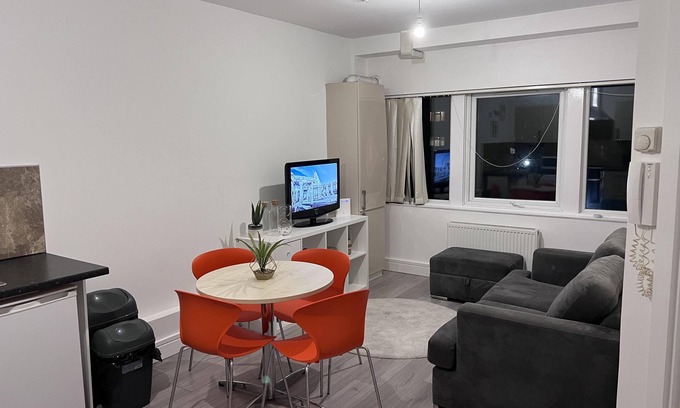 Stanwell Apartamento | Fantastic 1-Bedroom Flat