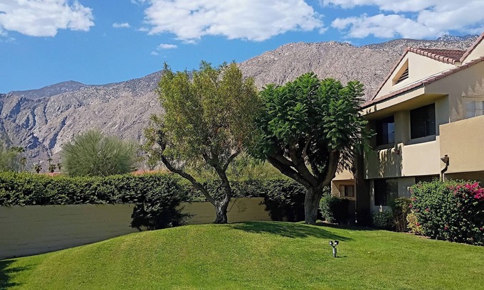 The Morrison Condominio | Fantastic 2-bedroom with AC in Palm Springs. Walk everywhere, Casino next door.
