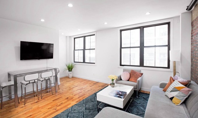 Hudson Square Apartamento | Fantastic 2-Bedroom Townhouse with Private Balconies in West Village