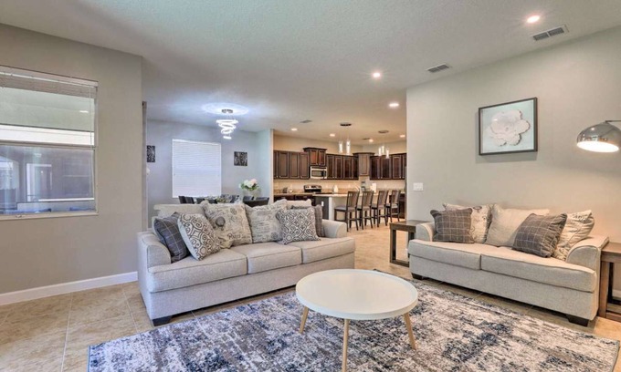 West Kissimmee Casa | Fantastic 2 KING bed EnSuite Villa w heated pool HOT TUB Mins to Disney
