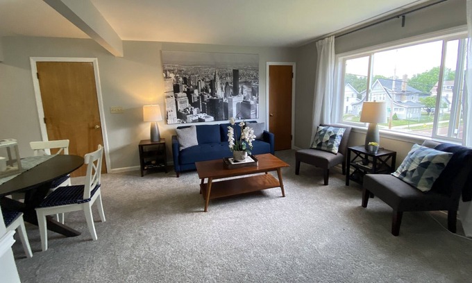 Firestone Park Apartamento | Fantastic 2Bd Perfect for Traveling Professionals!