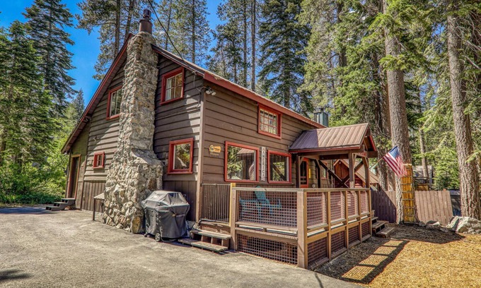 Donner Lake Woods Cabina | Fantastic 5-bedroom cabin just minutes walk to West End Beach, Donner Lake.
