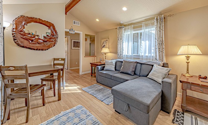 Orick Cabina | Fantastic cabin near beach & state parks with WiFi, grill & patio