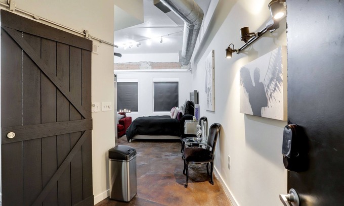 Downtown Houston Condominio | Fantastic Downtown Loft with Direct access to Metro Rail Pet Friendly