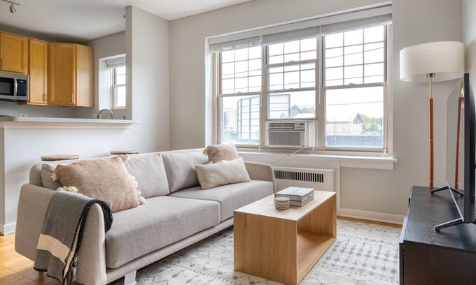 Evanston Apartamento | Fantastic Evanston 1BR w/ Courtyard, nr Northwestern Beach, by Blueground