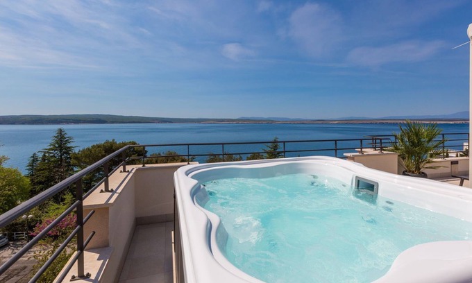Dramalj Apartamento | Fantástico piso a 100 metros de la playa con sauna, jacuzzi, vistas al mar