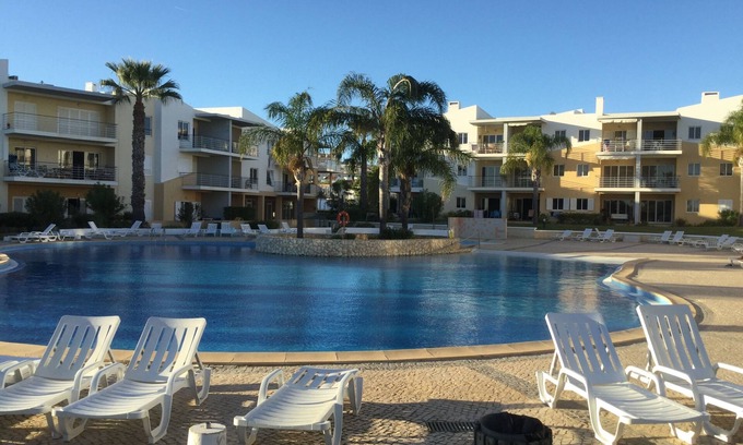 Alvor Apartamento | Fantástico apartamento en planta baja de 2 dormitorios con piscina. Cerca de playa y pueblo