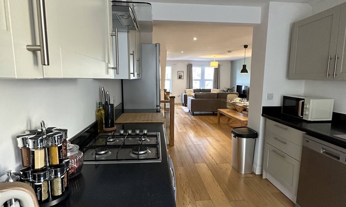 Windmill Hill Casa | Fantastic large town house situated 9 minute drive away from Bristol City Centre