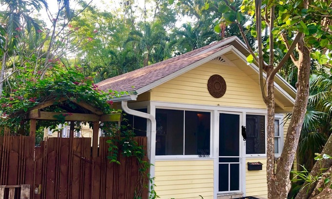 Riverside Park Casa | Fantastic location with huge tropical fenced yard