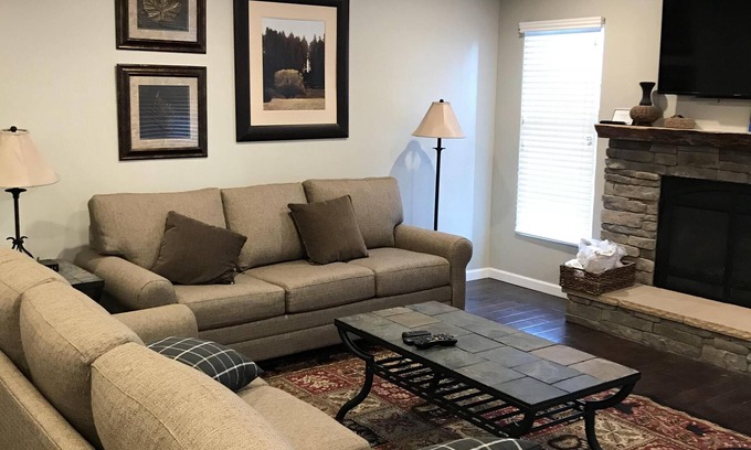 Mammoth Lakes Condominio | Fantástica ubicación; completamente remodelado! Ski In / Out; Al lado del pueblo