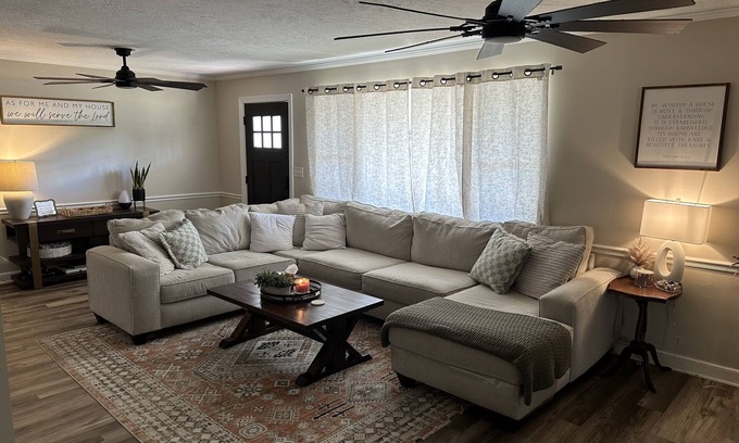Summerville Casa | Fantastic Master’s Rental- 1 mile away!