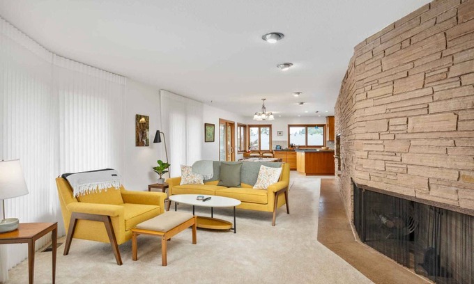 Gresham Casa | Fantastic Mid-Centuary Escape, Enormous Yard and Huge Deck, BBQ, Pet Friendly, Second Kitchen