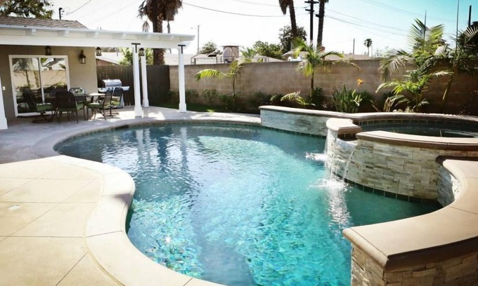 Anaheim Resort Casa | Fantástica casa de 6 habitaciones, 4. 5 baños (4 master suites), piscina en casa