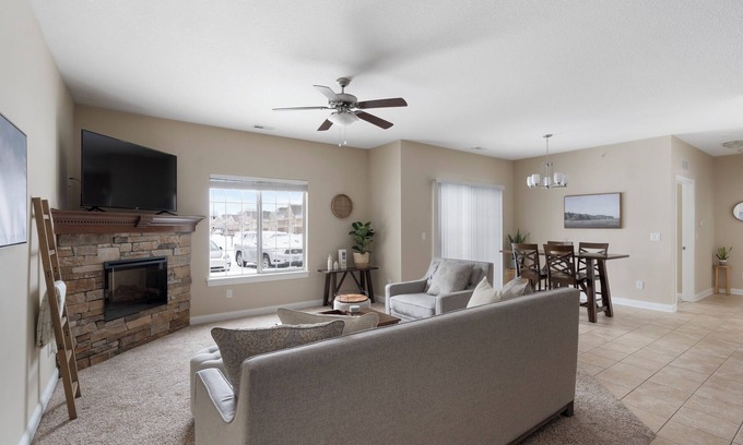 West Des Moines Condominio | Fantastic Safe w/Amenities 2.5 Bath Private Garage