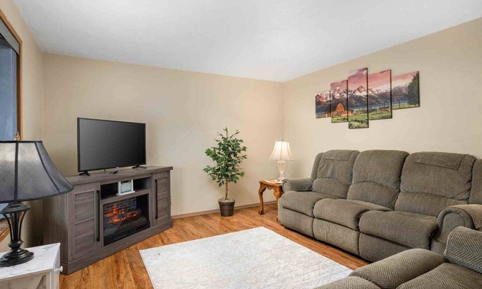 Carlton Casa | Fantastic Single Level Wine Country Retreat, Pet Friendly, Walk to Restaurants, Wine Tasting, Food