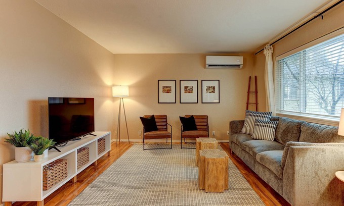 Redmond Casa | Fantastic Single Level Retreat, Pet Friendly, Near Downtown Redmond, Fenced Yard, AC, Washer/Dryer