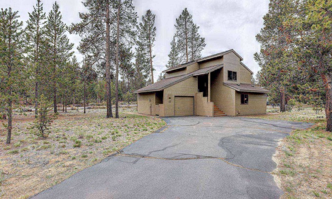 Sunriver Casa | Fantastic Sunriver Escape, Dog Friendly, Hot Tub, Bikes, SHARC Passes, A/C, Fireplace, Workstation