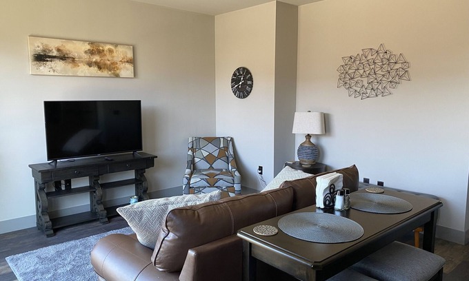 Traverse City Condominio | Fantastic Top Floor Condo for 2 in the Heart of Downtown Traverse City W/Parking