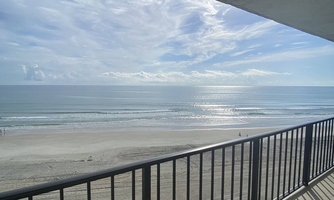 Daytona Beach Shores Condominio | Fantastic and completely updated direct ocean front condo at the Caribbean