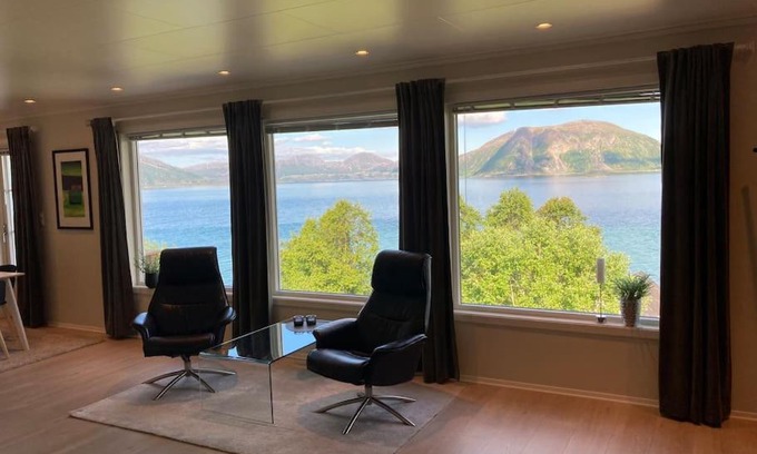 Tromvik Casa | Fantastic view, quiet and relaxing by the sea