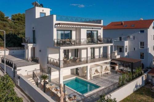 Okrug Gornji Villa | Fantastisk Villa i Okrug