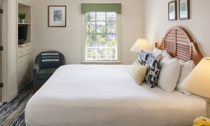 Key West Complejo | Fantasy Fest week in Key West! 2-bdrms, 2 baths, Kitchen, Laundry, pool, balcony