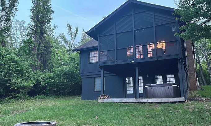 Front Royal Cabina | Far View Cabin- Private Mountain Retreat & Hot Tub
