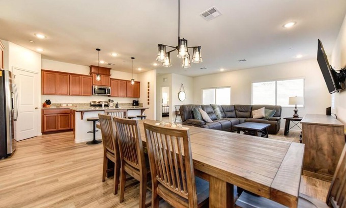 Roseville Casa | Farm-House Roseville Hotel Style Home