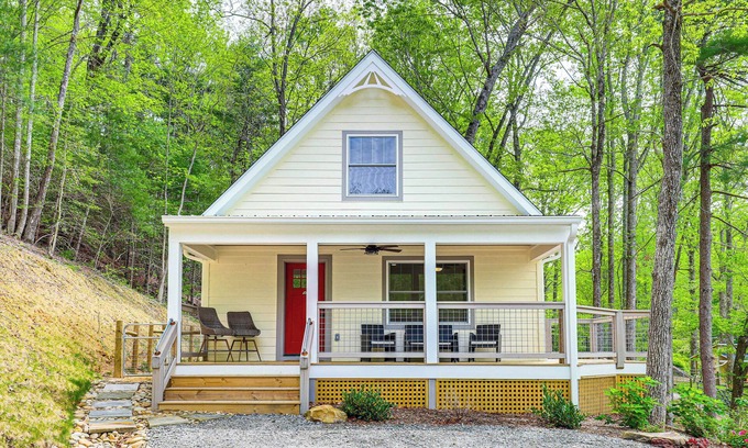 Hendersonville Cabaña | Farm On-Site: Mtn-View Cottage in Hendersonville!