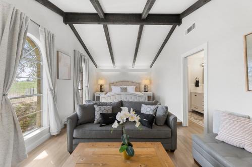 San Marcos Casa | Farm Retreat with Jacuzzi, Fire Pit, Mini Goats, Mini Ponies and Mini Cows