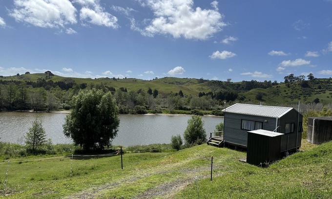 Pukekawa Cabina | Farm Shack with 5-Star River & Sunset Views