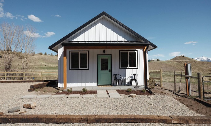 Livingston Cabina | Farm stay near Yellowstone, Livingston, Bozeman, hiking, fishing, skiing