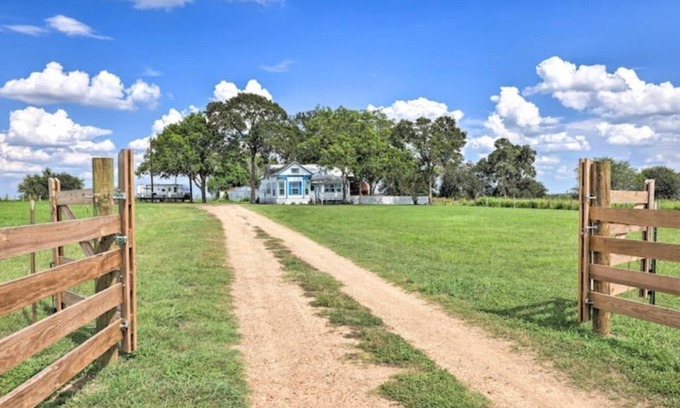 Schulenburg Casa | Farmhouse+5 acres.Close to town but still country!