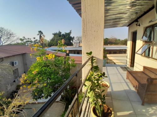 Outjo Cama Y Desayuno | Farmhouse Boutique Backyard Rooms