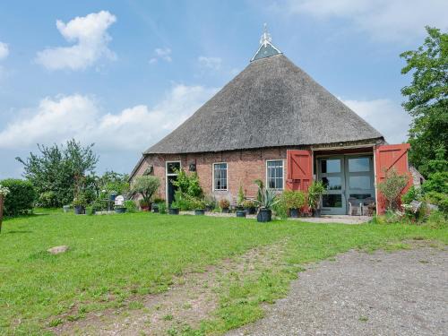 Burum Apartamento | Farmhouse by Lauwers River with Rowing Boat