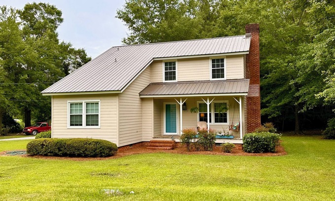 Burgaw Casa | Farmhouse Charm with acres to roam and close to downtown Burgaw