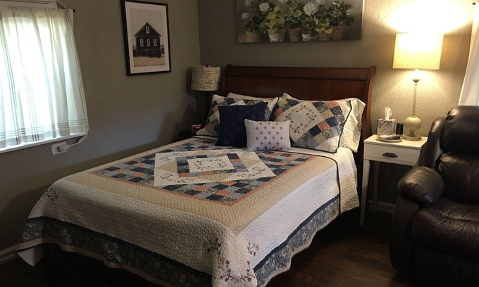 Lufkin Cabaña | Farmhouse Cottage in the Country