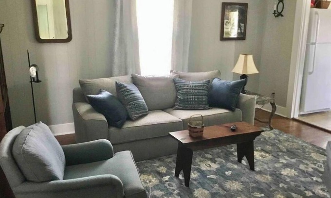 Frankfort Cabaña | Farmhouse Cottage local Horse farms, Distilleries, Winery Tours, walking trails.