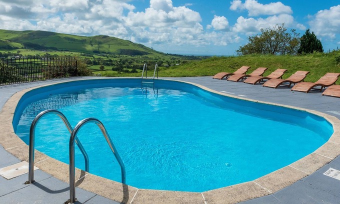 Bryn-crug Otro | Farmhouse & Cottage with private heated outdoor pool