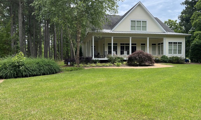 Littleton Otro | Farmhouse escape, minutes to Lake Gaston or Downtown Littleton. Pets welcomed!