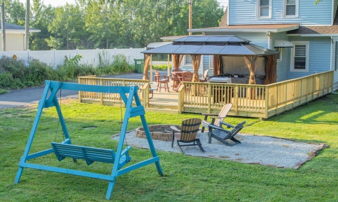 Port Clinton Casa | farmhouse/hot tub by Camp Perry