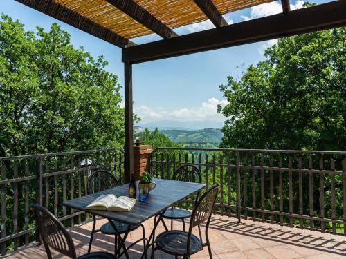 Monteluiano Casa | Farmhouse in hilly area in Gubbio with pool