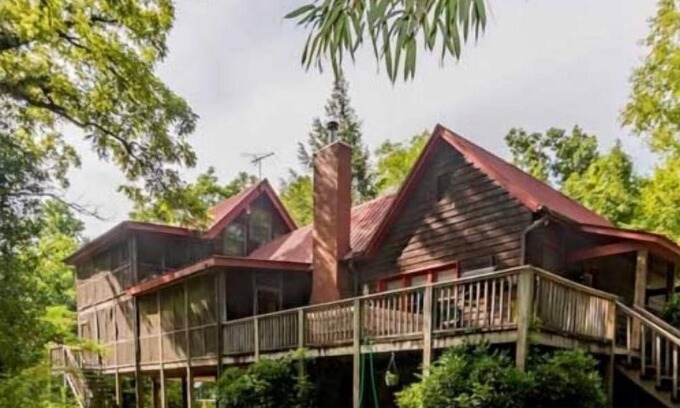 Walland Cabina | Farmhouse located on river with Mountain View-Wifi/Cable