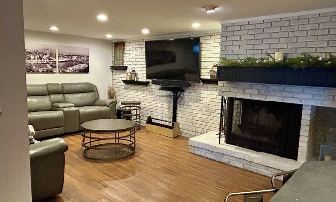 West End Casa | FARMHOUSE ON FIRST- SUPER close to CASV - Spacious 5-bedroom home