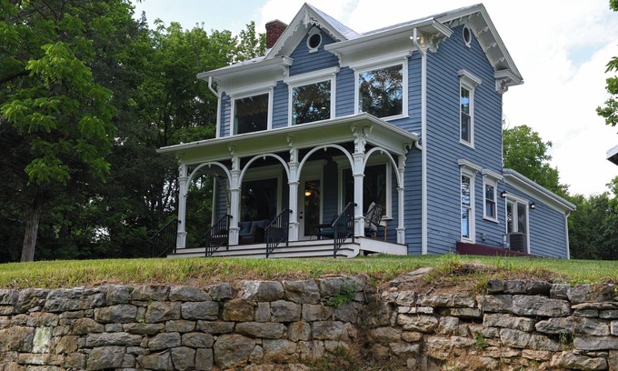 Timberville Otro | Farmhouse on the river!