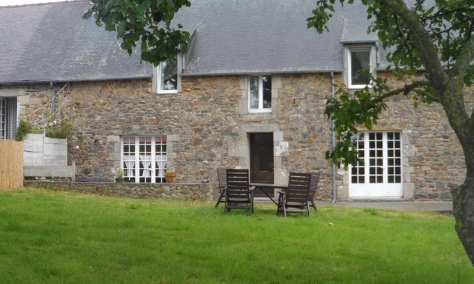 Pommerit-le-Vicomte Casa | Farmhouse renovated in the Breton tradition